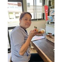 カレーを食べている写真