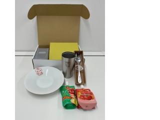 北本トマトカレースタンプラリー全店舗コンプリート者へのプレゼントの中身（お皿、タンブラー、スプーン）