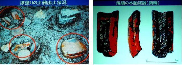 （左）漆塗りの土器が出土した箇所に赤丸が付いている写真（右）3点の黒と赤の木胎漆器の写真
