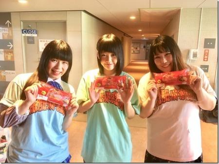 アイスリボンで活躍されている弓李さん、尾崎妹加さん、宮城もちさんがトマトパンを持っている写真