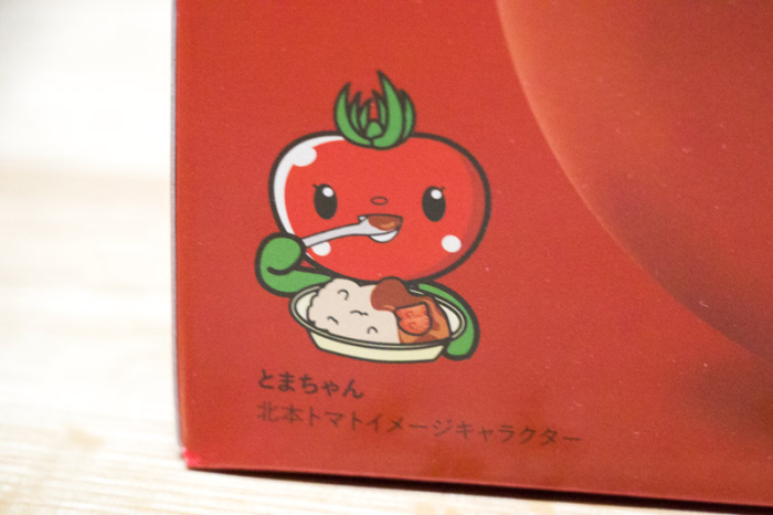 側面には、カレーを食べるとまちゃんが描かれている様子の写真