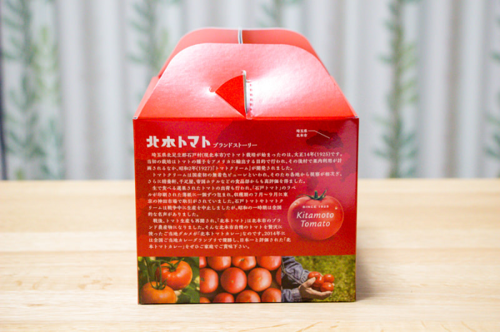 側面には北本トマトの説明が記載されている様子の写真
