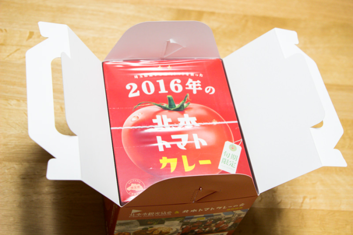 北本トマトカレーギフトボックスを開けると、2016年の北本トマトカレーがぎっしり詰まっている様子の写真