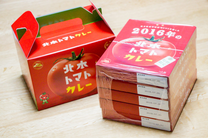 ギフトボックスと5食入りトマトカレーがラップで包まれている様子の写真
