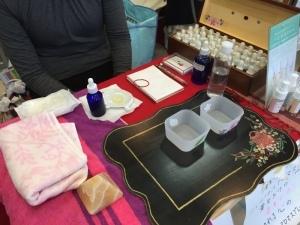 黒いテーブルの上で体験できるアロマコーナーの写真