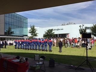 北本市防災訓練芝生広場に隊員達が市民の方々の前に並び集合している写真