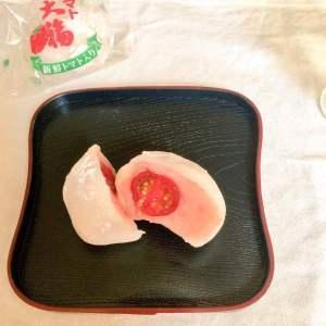 おぼんの上に大福を2つに切った断面の写真