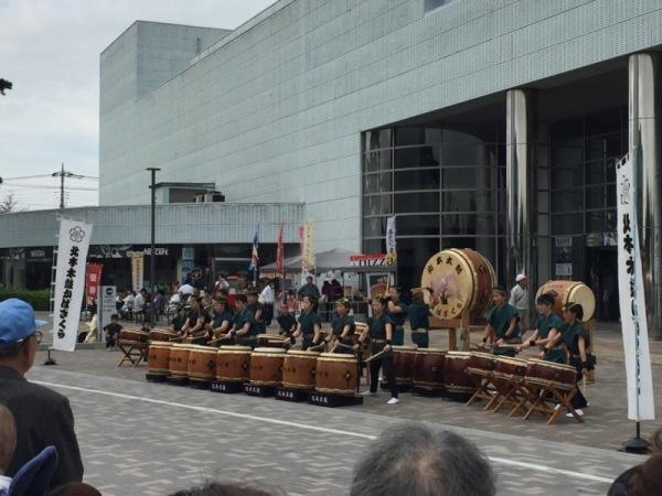 文化センター前で北本太鼓かばざくらの方々が和太鼓を演奏している様子の写真