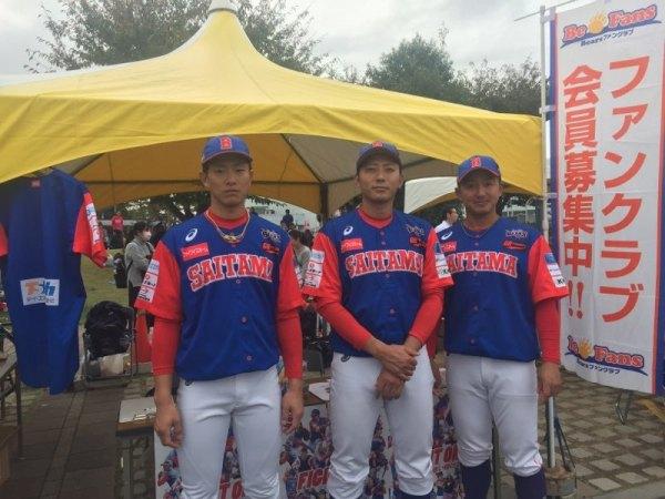 黄色と白のテント前に埼玉武蔵ヒートベアーズの選手3名とファンクラブ会員募集中ののぼりが立っている写真