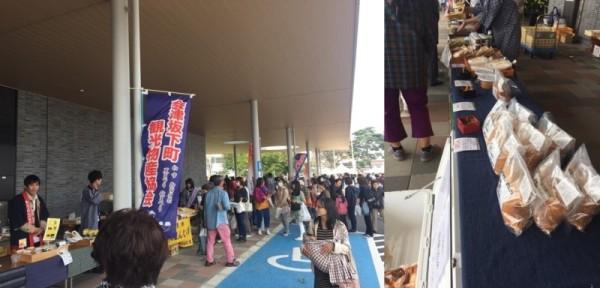 軒下にある会津坂下町観光物産協会の販売スペースで賑わう人々と、飲食ブースに用意された食品の写真