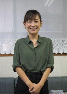 笑顔の西村朋子さんの写真