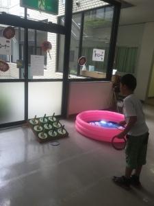 男の子が輪投げをする様子の写真