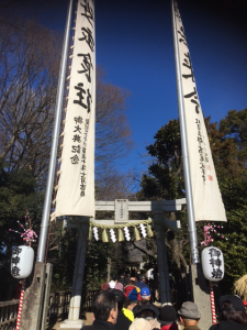 鳥居から神社の間に長蛇の列ができている写真