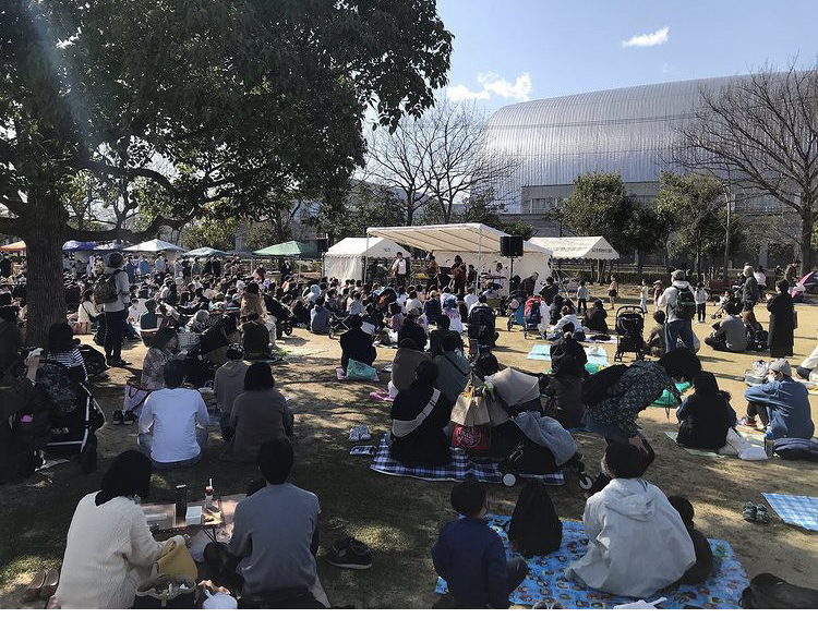 芝生で行われるライブ