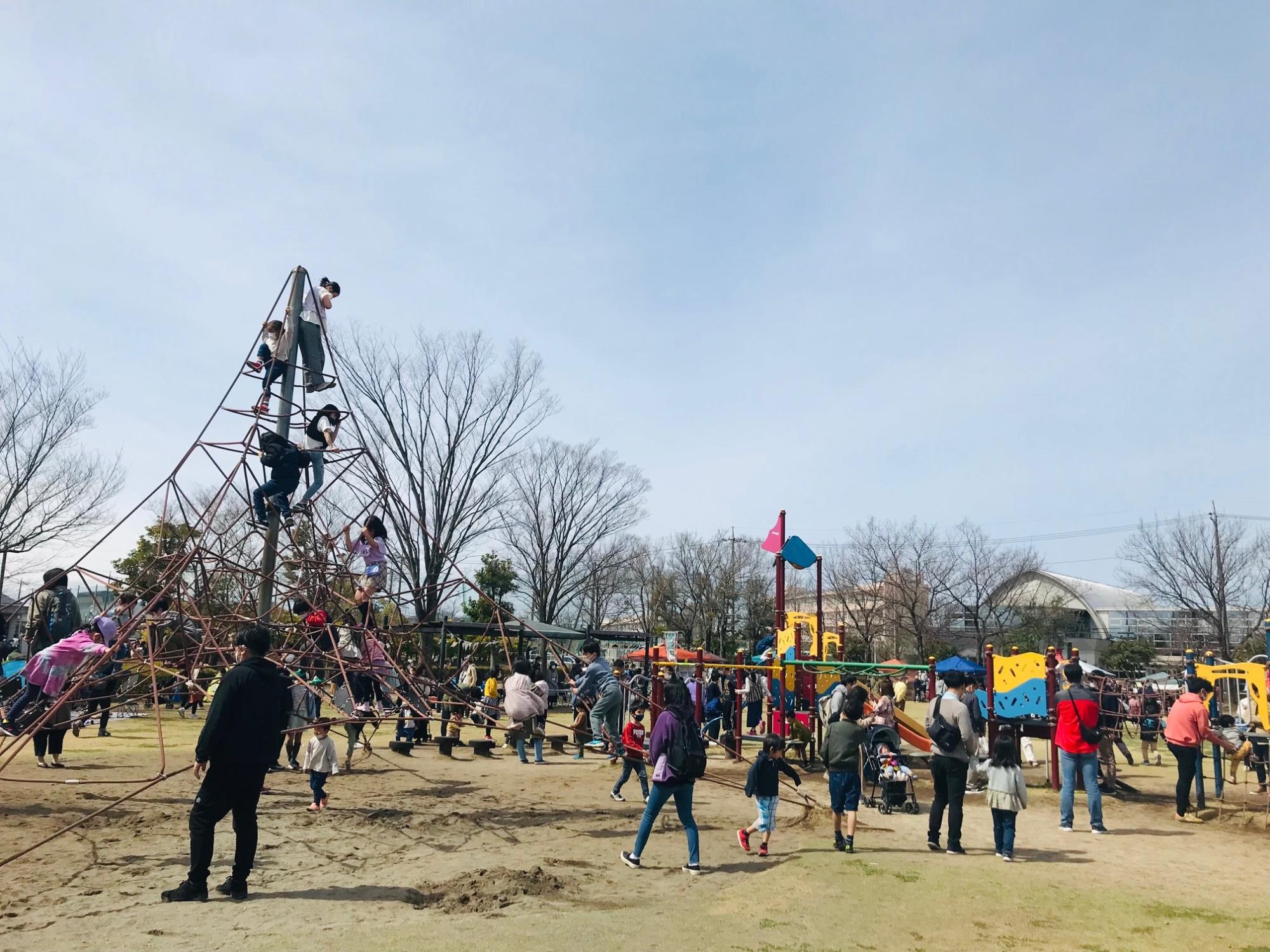 北本総合公園芝生広場遊具で遊ぶ子どもたち