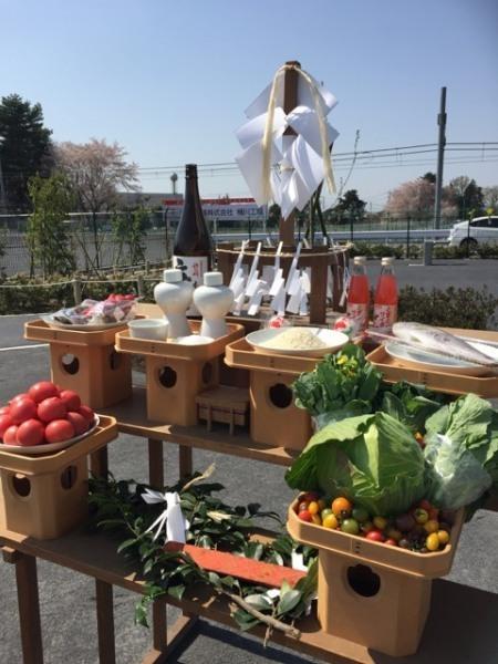 トマトサイダーや新鮮な野菜がお供えされた祭壇の写真