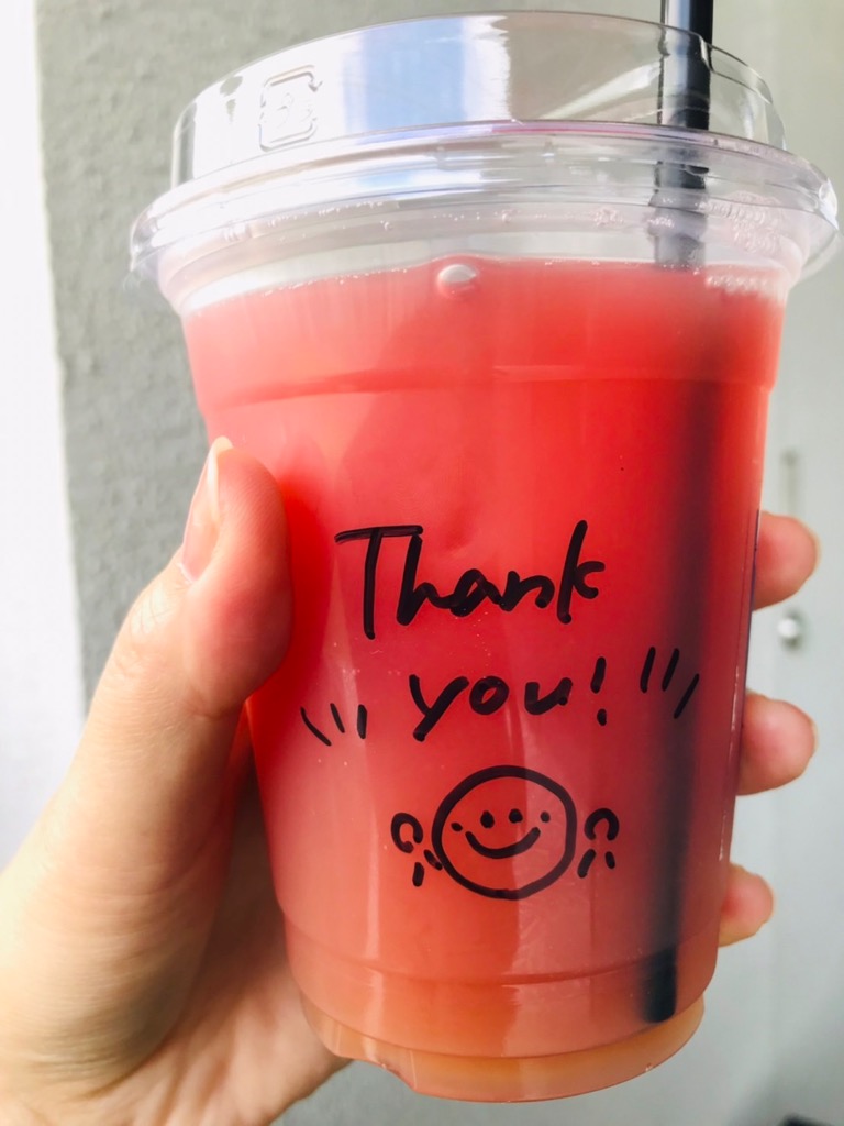 飲み物の色がピンク色に　Thank youのメッセージがパッケージに手書きされている