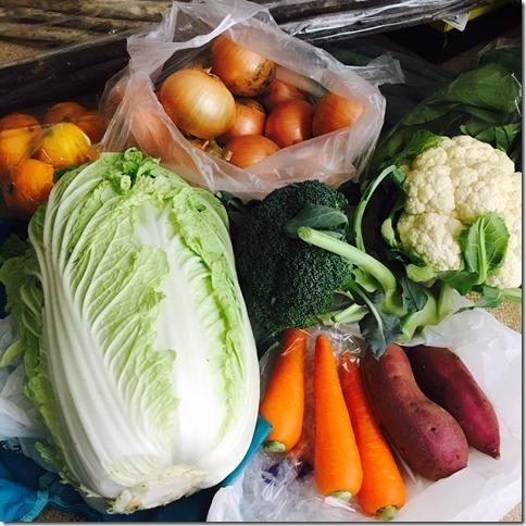 新鮮な白菜や玉ねぎ、人参やブロッコリーなどのたくさんの野菜の写真