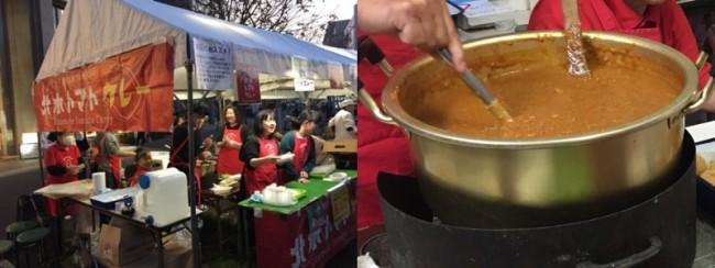 北本トマトカレーののぼりが飾られた販売ブースと、鍋で煮込まれているカレーの写真