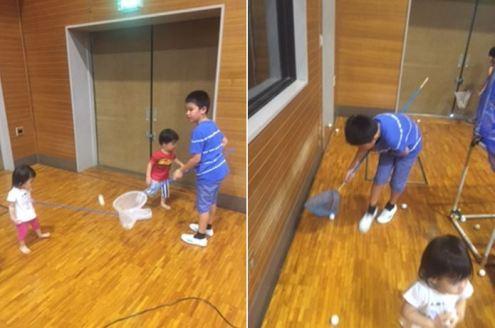（左）子供たちが網でボールを救っている写真（右）転がったボールを網や手で拾う子供たちの写真
