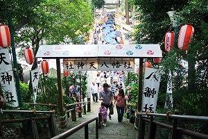 浅間神社までの参道が沢山のお客さんで賑わっている様子を石階段の上から写している初山参りの様子の写真