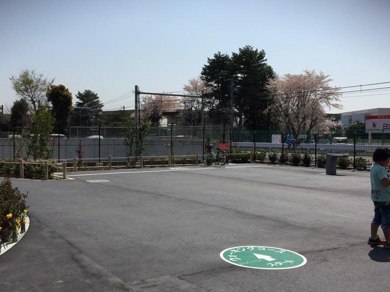 駐輪場も設置されたとまちゃん公園内の写真
