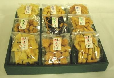贈答用の緑の箱に入った9種類のかき餅の写真