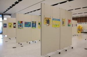 白いボードに2枚ずつ作品が張られ等間隔に並べられている会場内の写真