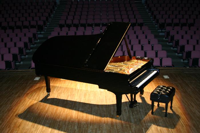 舞台に設置されたグランドピアノの写真