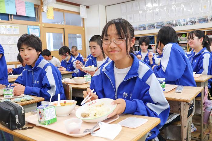 北本中学校1年生の給食風景2
