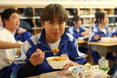 北本中学校1年生の給食風景1