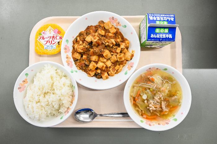 コラボ給食（恋人は麻婆豆腐）提供写真