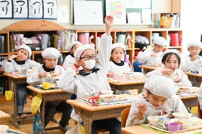 北小学校3年生の給食風景1