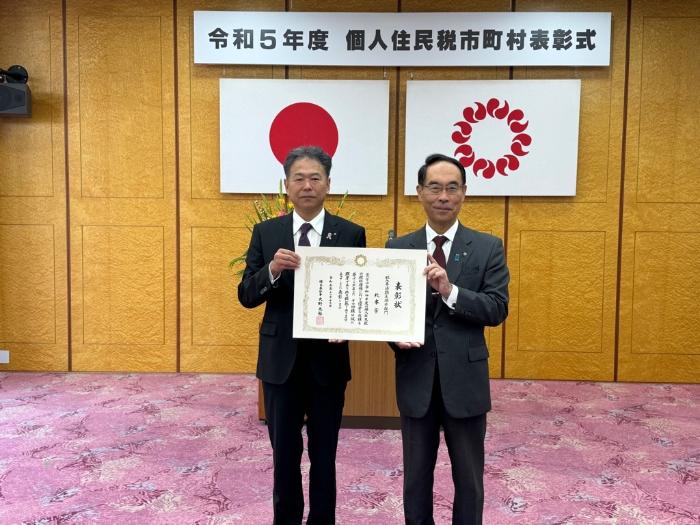 大野埼玉県知事から表彰を受ける新井副市長