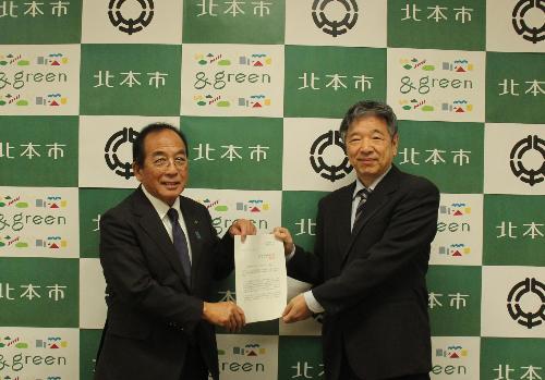 福島会長から三宮市長へ答申