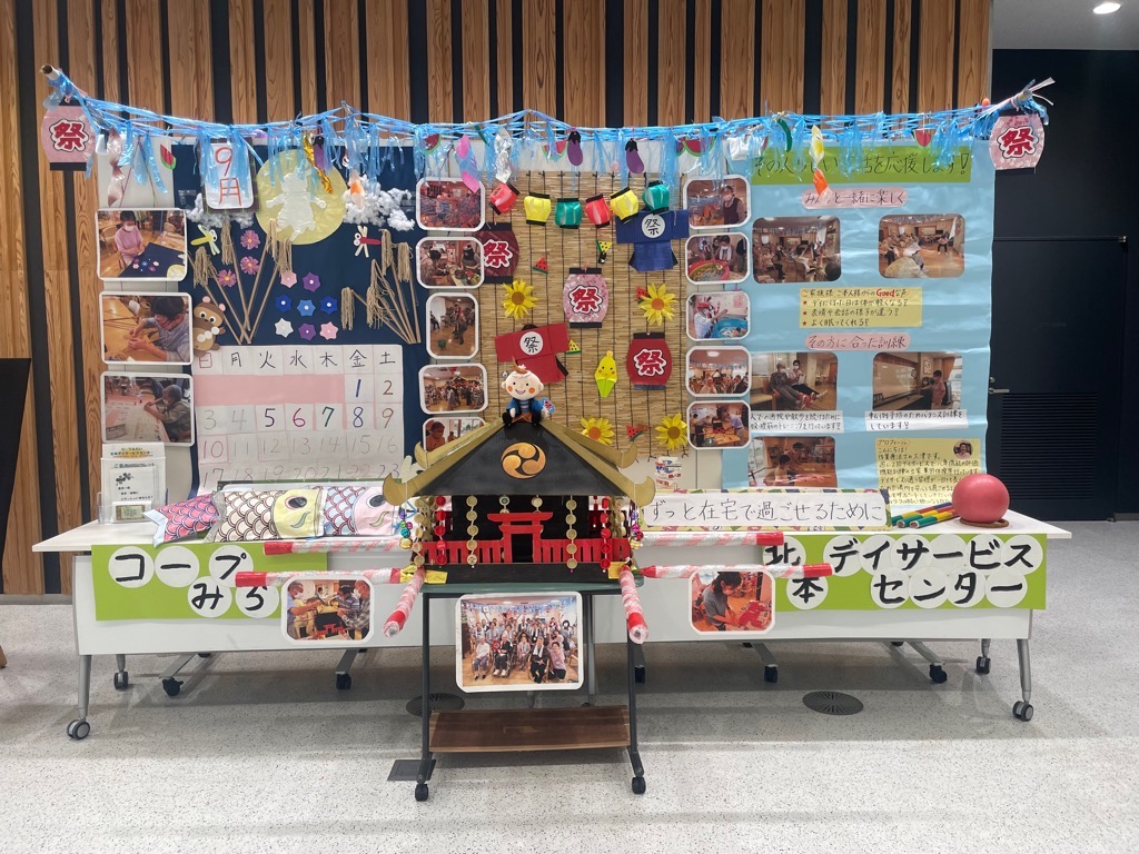 昨年度の展示写真です。サービス利用中の様子の写真や作品を展示しています。