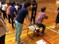椅子座りたち