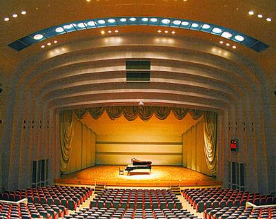 舞台の真ん中にグランドピアノが置かれた北本市文化センターホールの写真