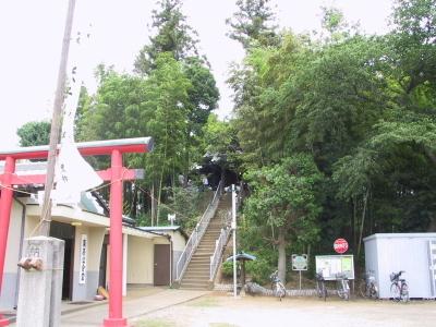 赤い鳥居の奥に木々に囲まれた階段が続いている荒井の富士塚の写真