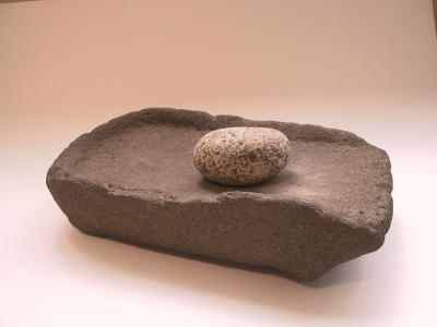 すずりのような石と丸い磨り石からなる馬場遺跡出土石皿の写真