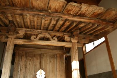 古い木造の宮内氷川神社旧社殿のアップ写真