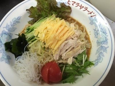 きゅうり、たまご、ささみ、お野菜がのったヒマラヤラーメン冷し中華の写真