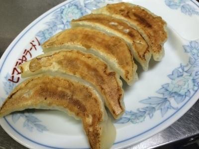 焼き目のついた餃子5個がお皿に盛り付けられた写真