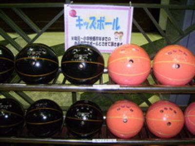 キッズボールと書かれた紙の前に、2段の棚に並ぶ黒6個とオレンジ5個のボールが写っている写真