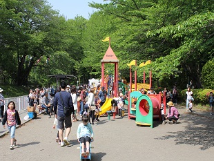 北本市子供公園の夏の遊具広場