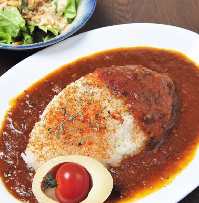 お皿の真ん中に白いご飯と周りにトマトカレー・ゆで卵の白身にミニトマトがのった写真