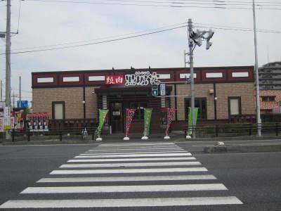 大道路沿いにある茶色の長方形のお店の写真