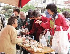 （写真）北本まつり「産業まつり」買い物をする人たち