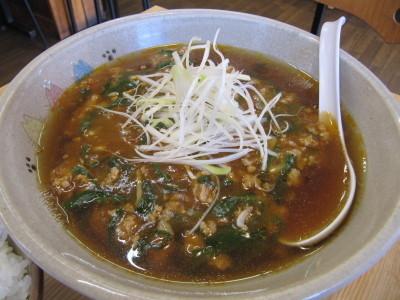 にらとひき肉と白髪ねぎが乗った餡かけラーメンの写真