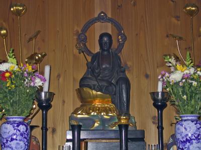 座って片足を組む木造地蔵菩薩半跏像が祀られている写真